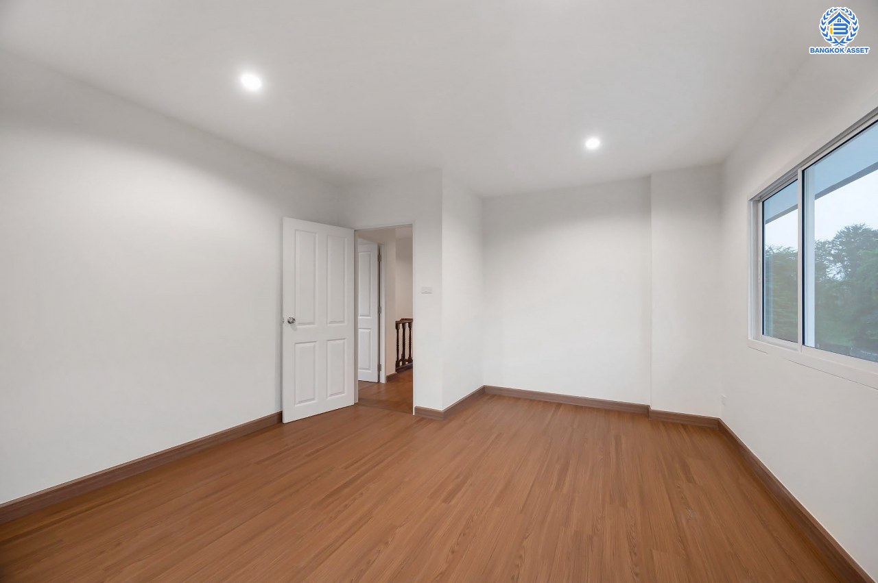 บ้านมือสองตกแต่งใหม่ โครงการ กฤษดานคร18 พุทธมณฑลสาย3 เนื้อที่ 74 ตร.ว. บนพื้นที่ใช้สอย 158.9 ตร.ม. อีกระดับของฟังก์ชัน 4 ห้องนอน 3 ห้องน้ำ จอดรถได้ 2 คัน พร้อม 1 ห้องอเนกประสงค์สุด Private ที่สามารถปรับการใช้งานได้หลากหลาย บนทำเลศักยภาพเชื่อมต่อหลายเส้นทาง ใกล้เซ็นทรัลปิ่นเกล้า ม.มหิดล และทางด่วน "ศรีรัช"